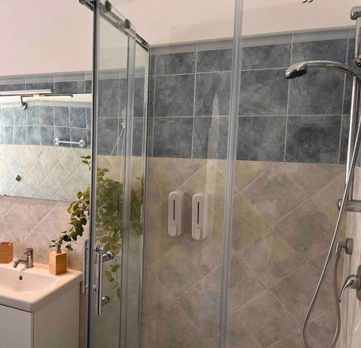 Near The Center With Private Bathroom * Rom